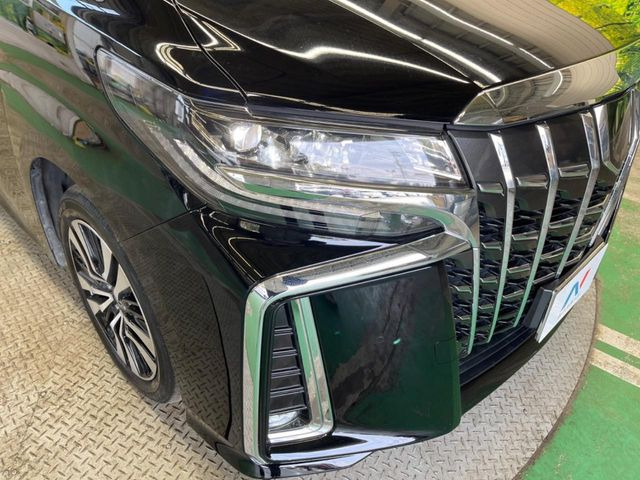 【三眼LEDヘッドライト】スタイリッシュな見た目の三眼LEDヘッドライトを装備♪スタイルだけでなく、夜間の走行も視界良好で安心してお乗りいただけます。