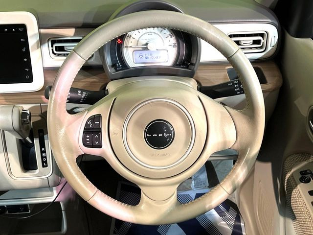 �C���e���A�ɍ��킹���f�U�C���̃X�e�A�����O�́A�^�]�������̂��Ƃ��l���A�^�]���₷���`��A�傫���ł��B�����x�A���ۂɐG���Ă��m���߂��������B