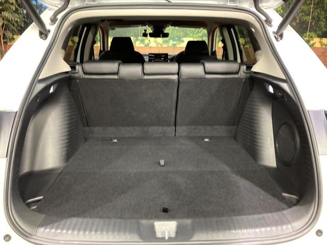 ���i�̂���������ʋ΁A���}���ɏ\���ȉ׎��X�y�[�X���m�ۂ��Ă���܂��B�Z�J���h�V�[�g��|���ƁA�傫�ȉו��̐ύڂ��\�ł���