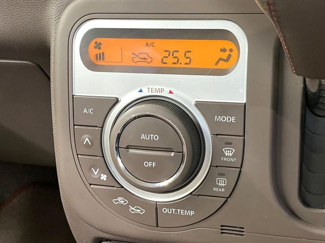 【オートエアコン】一度お好みの温度に設定すれば、車内の温度を検知し風量や温度を自動で調整。暑い&hellip;寒い&hellip;と何度もスイッチ操作をする必要はありません。快適な車内空間には必須の機能ですね♪