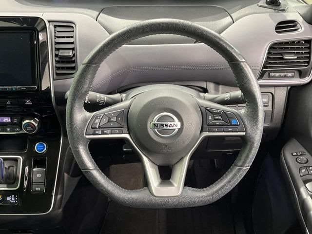 インテリアに合わせたデザインのステアリングは、運転される方のことも考え、運転しやすい形状、大きさです。是非一度、実際に触ってお確かめください。