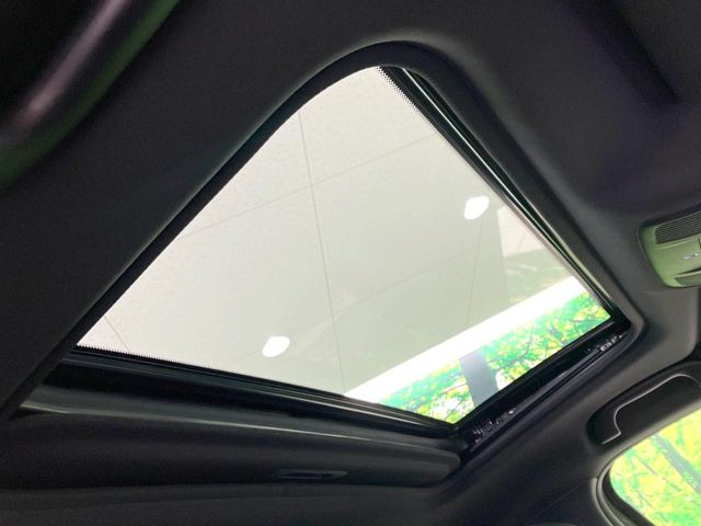 【サンルーフ】開放感たっぷりの希少装備、サンルーフが装着されています!車内に明かりを取り入れたり景色を楽しむ以外にも、車内の空気も簡単に換気できて快適です!