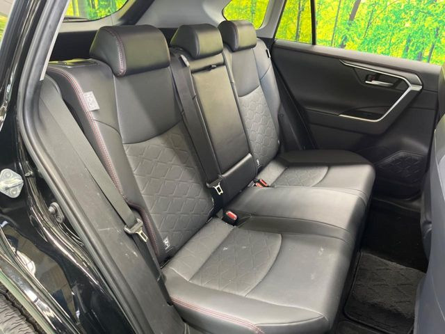 後部座席も気になるようなキズ・汚れやへたり等、大きなダメージはなく、良好な状態です。