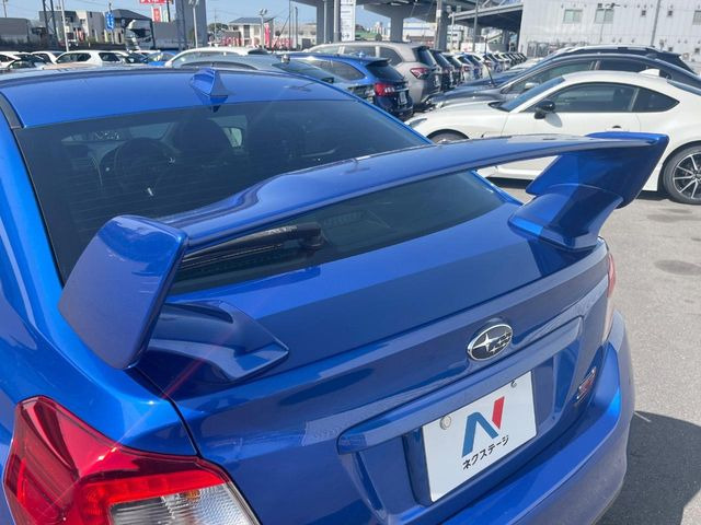 【大型リヤスポイラー】スポーツカーらしさがグッと引き立つ大型リヤスポイラーを装着♪高速走行時のスタビリティ(走行安定性)向上に役立ちます。