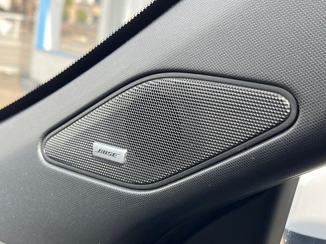 【BOSEサウンドシステム】メーカーオプションの高品位サウンドシステムを搭載。専用のチューニングが施された大小様々なスピーカーから良質なサウンドが奏でられ、臨場感あふれる音響空間を演出します。