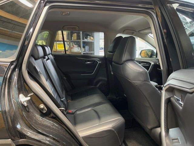 後部座席も気になるようなキズ・汚れやへたり等、大きなダメージはなく、良好な状態です。