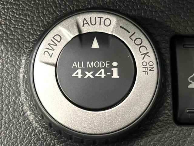 �y�I�[�����[�h4&times;4�z2WD/4WD���[�h����y�ɐ؂�ւ��\�B�R��d����2WD�A�X�^�b�N���ɖ𗧂�LOCK�AAUTO���[�h�ł�4WD�̔z���������Œ������A�H�ʏ󋵂��킸���肵��������T�|�[�g�B