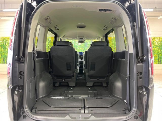 ���i�̂���������ʋ΁A���}���ɏ\���ȉ׎��X�y�[�X���m�ۂ��Ă���܂��B�Z�J���h�V�[�g��|���ƁA�傫�ȉו��̐ύڂ��\�ł���