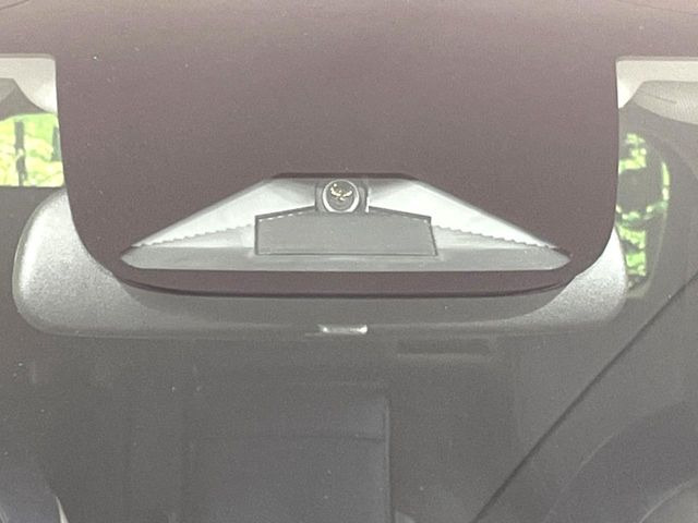 【ホンダセンシング】走行中に前方の車両等を認識し、衝突しそうな時は警報とブレーキで衝突回避と被害軽減をアシスト。より安全にドライブをお楽しみいただけます。