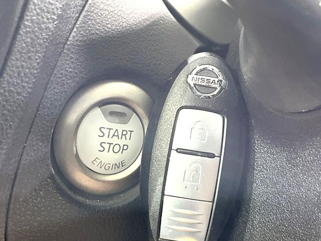 【インテリジェントキー】カバンやポケットに入れたままでもドアの施錠・解錠が可能なスマートキーを装備。エンジンのオン・オフ時もカギを取り出す必要が無いからとっても便利です♪