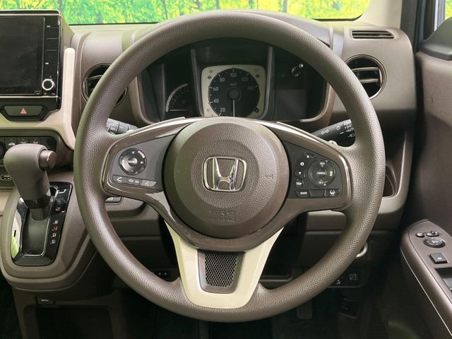 �C���e���A�ɍ��킹���f�U�C���̃X�e�A�����O�́A�^�]�������̂��Ƃ��l���A�^�]���₷���`��A�傫���ł��B�����x�A���ۂɐG���Ă��m���߂��������B