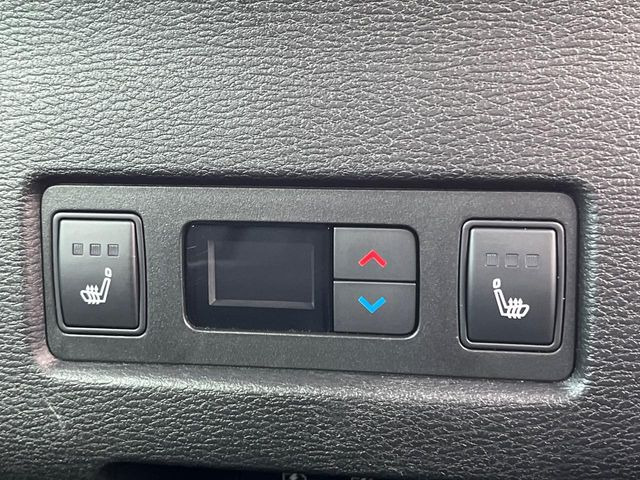 【リアオートエアコン】広い後部座席には必須の機能!風量や温度を自動で調整し前席と同様な車内環境にしてくれるリアオートエアコンを装備。夏の暑さも冬の寒さもストレスなく快適にお過ごしいただけます♪