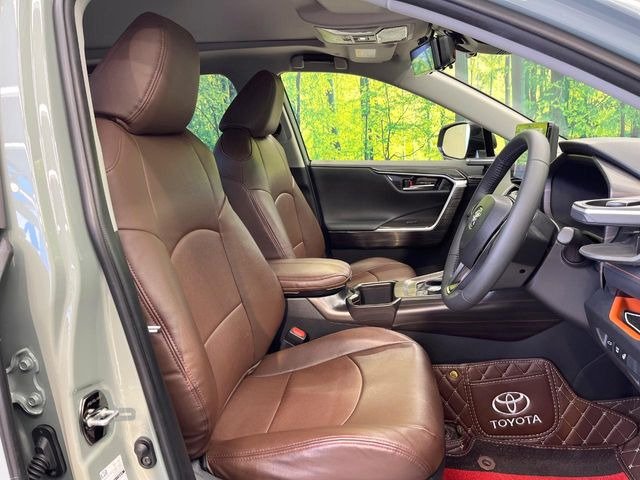 【ブラウンレザーシート】デザイン性が高く、高級感のある茶革シート。常に体に触れる部分だから、座り心地の良さにはこだわりたいですね♪汚れの付着や劣化を抑制する内装コーティング施工もおススメですよ♪