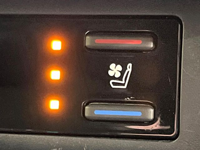 【シートベンチレーション】夏場は涼しい風でお尻や背中の熱やムレを防ぎ、冬はエアコンよりも早く温まってポカポカに!季節を問わず快適に過ごせます。