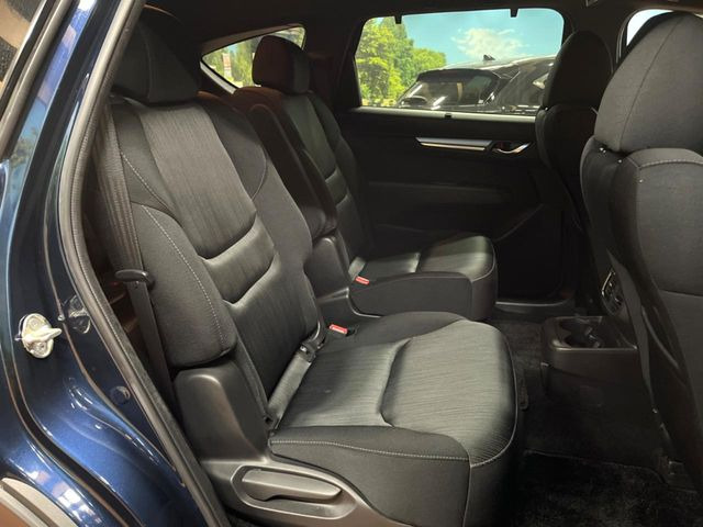 後部座席も気になるようなキズ・汚れやへたり等、大きなダメージはなく、良好な状態です。