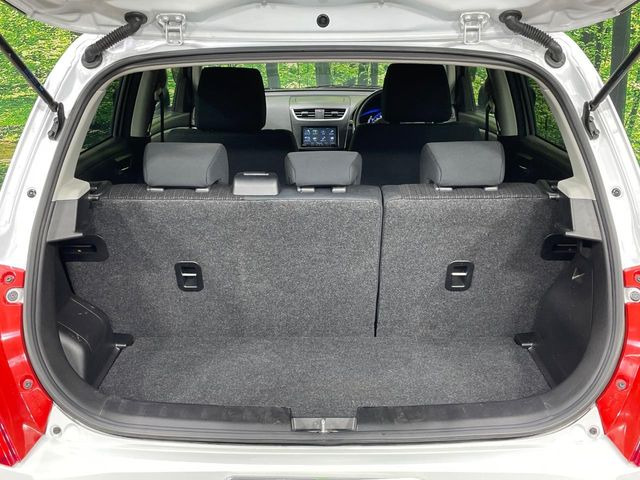 ���i�̂���������ʋ΁A���}���ɏ\���ȉ׎��X�y�[�X���m�ۂ��Ă���܂��B�Z�J���h�V�[�g��|���ƁA�傫�ȉו��̐ύڂ��\�ł���