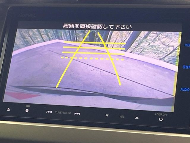 【バックカメラ】駐車時に後方がリアルタイム映像で確認できます。大型商業施設や立体駐車場での駐車時や、夜間のバック時に大活躍!運転スキルに関わらず、今や必須となった装備のひとつです!