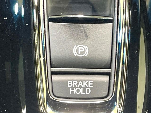 【電動パーキングブレーキ】パーキングブレーキは便利な電動式!ボタン一つで操作でき、アクセルを踏めば自動で解除されます♪レバーやペダルが無いので運転席廻りもすっきりしますね♪