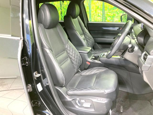 運転席まわりには十分なスペースがあり、大柄な方でもゆったり運転していただける環境です。