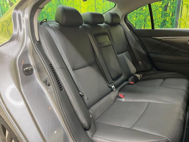 後部座席も気になるようなキズ・汚れやへたり等、大きなダメージはなく、良好な状態です。