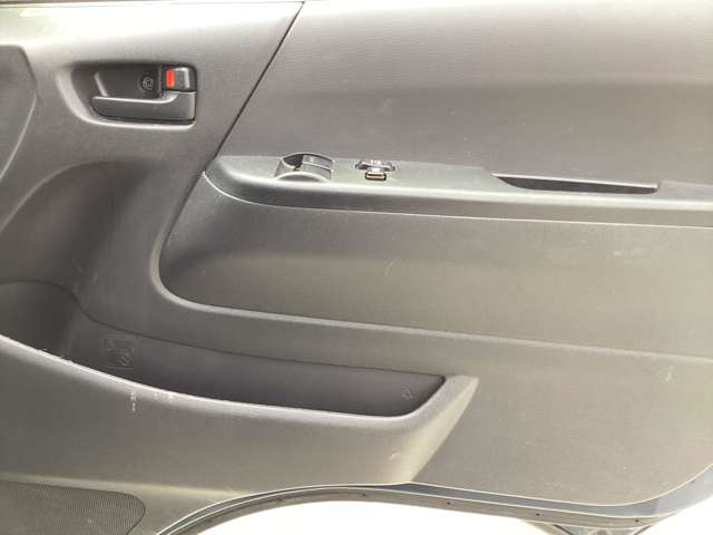 シートカバー、アルミホイール、キーレス、LED、HID、ナビ、バックカメラ、後席モニター、フルエアロ、ローダウンなど内装外装部品のカスタム承りますので、お気軽にご相談ください♪