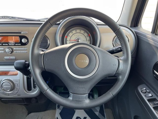 �C���e���A�ɍ��킹���f�U�C���̃X�e�A�����O�́A�^�]�������̂��Ƃ��l���A�^�]���₷���`��A�傫���ł��B�����x�A���ۂɐG���Ă��m���߂��������B