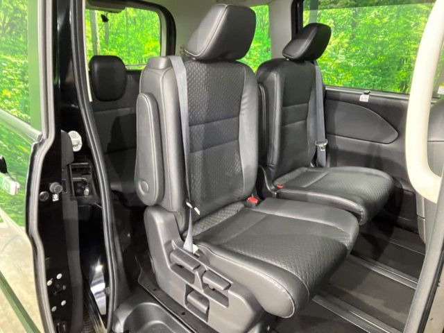 後部座席も気になるようなキズ・汚れやへたり等、大きなダメージはなく、良好な状態です。