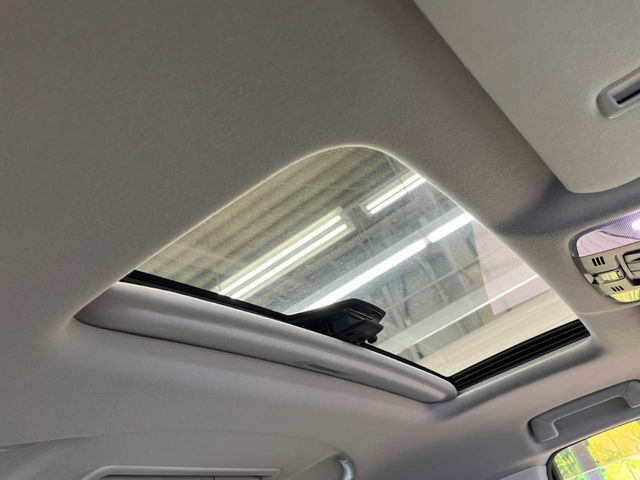 【サンルーフ】開放感たっぷりの希少装備、サンルーフが装着されています!車内に明かりを取り入れたり景色を楽しむ以外にも、車内の空気も簡単に換気できて快適です!