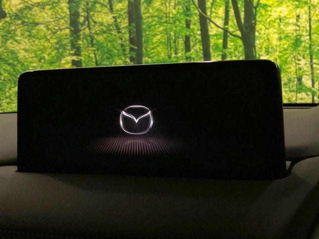 【10.25インチマツダコネクト】車内の雰囲気にマッチした大型ディスプレイ。スマホ接続でのナビ使用やBluetooth再生等、様々な機能が楽しめます。直感的なダイヤル操作が可能で、使い勝手も良好です。