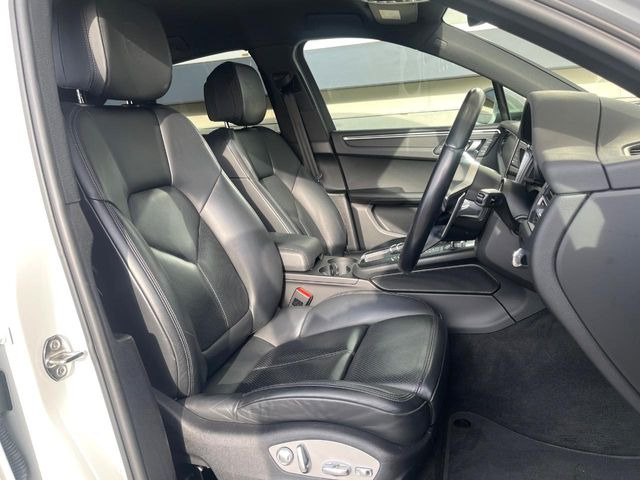 ���O��:�������Ƃ����h���C�o�[�X�y�[�X�ŁA�����Ԃ̉^�]�ł����K�ɂ��߂������������܂��B