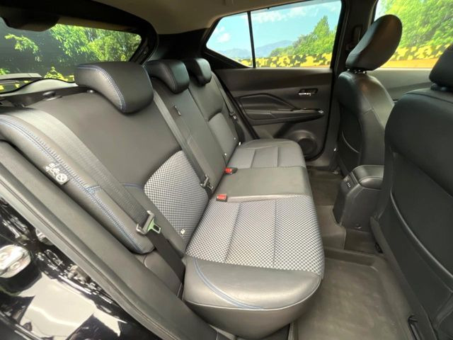 後部座席も気になるようなキズ・汚れやへたり等、大きなダメージはなく、良好な状態です。