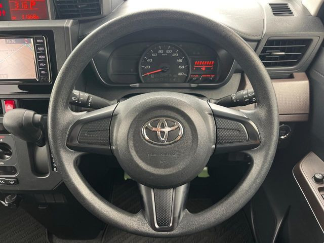 �C���e���A�ɍ��킹���f�U�C���̃X�e�A�����O�́A�^�]�������̂��Ƃ��l���A�^�]���₷���`��A�傫���ł��B�����x�A���ۂɐG���Ă��m���߂��������B