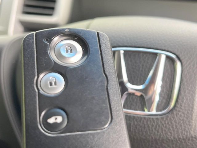 �yHonda�X�}�[�g�L�[�z�J�o����|�P�b�g�ɓ��ꂽ�܂܂ł��h�A�̎{���E�������\�ȃX�}�[�g�L�[�𑕔��B�G���W���̃I���E�I�t�����J�M�����o���K�v����������Ƃ��Ă��֗��ł���