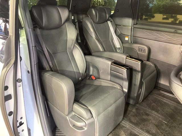 後部座席も気になるようなキズ・汚れやへたり等、大きなダメージはなく、良好な状態です。