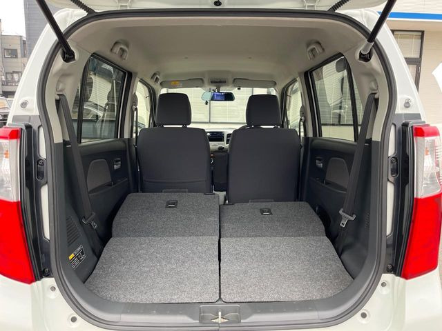 ���i�̂���������ʋ΁A���}���ɏ\���ȉ׎��X�y�[�X���m�ۂ��Ă���܂��B�Z�J���h�V�[�g��|���ƁA�傫�ȉו��̐ύڂ��\�ł���