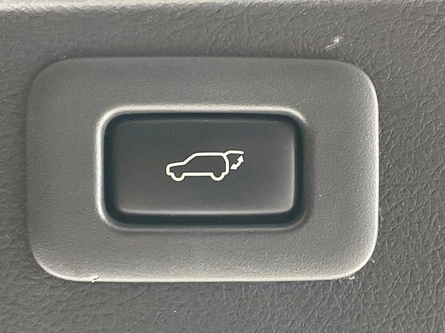 【パワーバックドア】スマートキーや運転席のボタンを押すだけでリアゲートが自動で開閉します!荷物を持っている時や、高い位置にあるバックドアを閉める際に便利な機能です♪