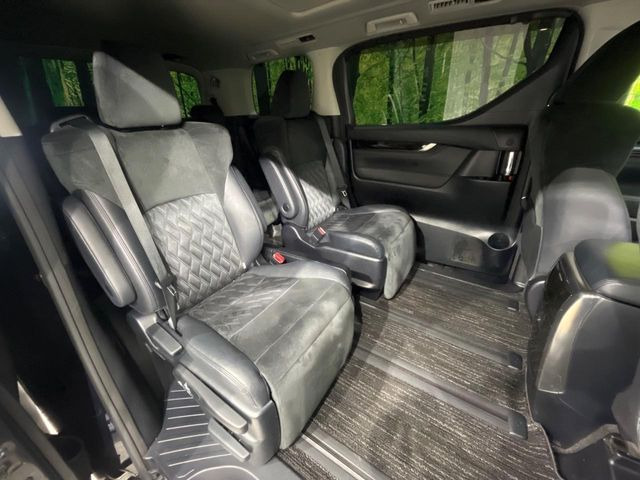 広々とした2列目シートは居住性が高く、居心地も快適!友達や家族とのお出かけにぴったりです。ベビーシートやチャイルドシート使用時も快適にお過ごしいただける十分な空間を確保しています。