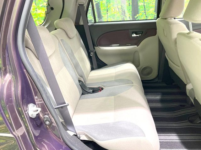 広々とした2列目シートは居住性が高く、居心地も快適!友達や家族とのお出かけにぴったりです。ベビーシートやチャイルドシート使用時も快適にお過ごしいただける十分な空間を確保しています。積み下ろしのしやすい