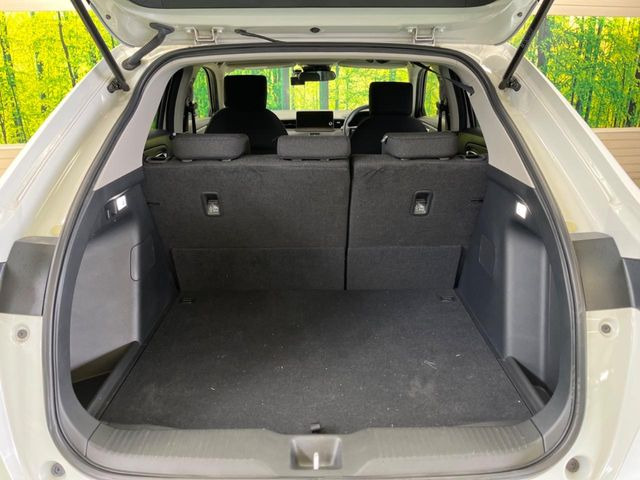 ���i�̂���������ʋ΁A���}���ɏ\���ȉ׎��X�y�[�X���m�ۂ��Ă���܂��B�Z�J���h�V�[�g��|���ƁA�傫�ȉו��̐ύڂ��\�ł���