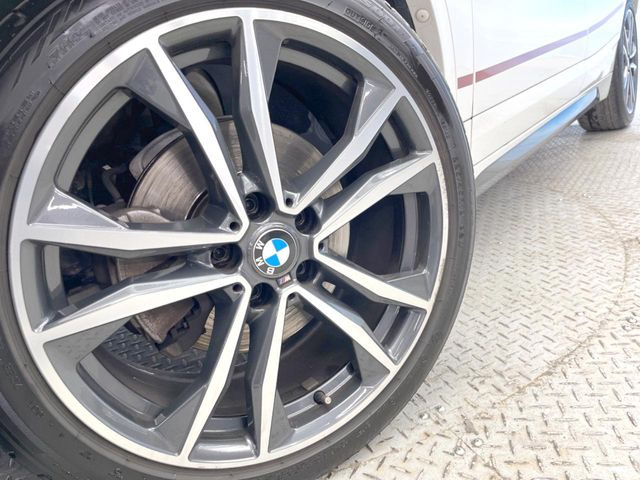 ●純正19インチアルミホイール:輸入車ならではの卓越した走りを支えるホイールと足回りです!日本車の走りに慣れている方にもぜひ体感して頂きたいほど、高いレベルでまとまっています!