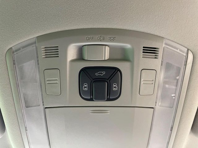 【両側スライドドア】駐車場で隣の車との間隔が狭く乗りにくい時、スライドドアなら安心!ドアオープン時も幅を取らず、開口部が広いので乗り降りがとっても簡単です。大きな荷物の出し入れも後席から可能♪