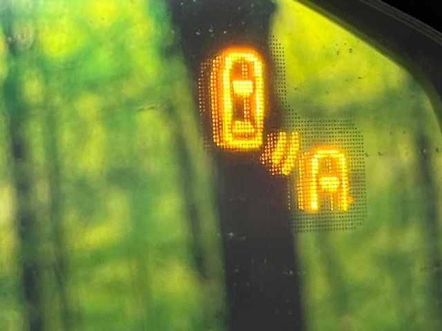 �y�u���C���h�X�|�b�g���j�^�����O�z���s���A�h�A�~���[�̎��p�ɂȂ�₷���ӏ��Ɍ㑱�Ԃ��ڋ߂���ƃT�C�h�~���[�t�߂Ɍx����\���A�h���C�o�[�ɒ��ӊ��N�����Ă���܂��B