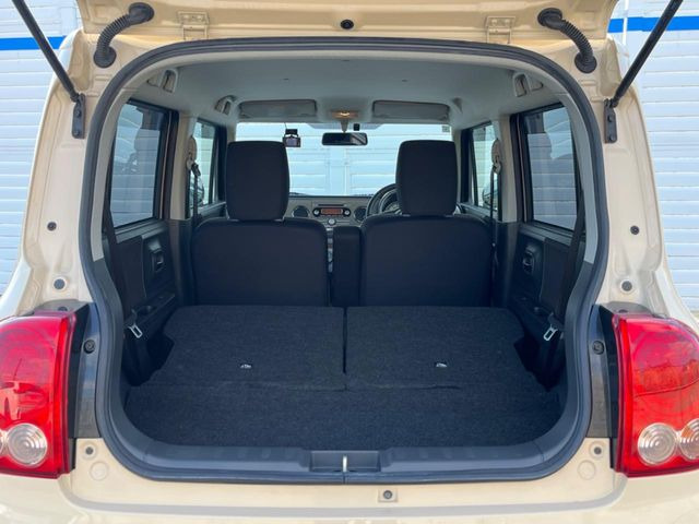 ���i�̂���������ʋ΁A���}���ɏ\���ȉ׎��X�y�[�X���m�ۂ��Ă���܂��B�Z�J���h�V�[�g��|���ƁA�傫�ȉו��̐ύڂ��\�ł���