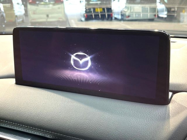 【10.25インチマツダコネクト】車内の雰囲気にマッチした大型ディスプレイ。スマホ接続でのナビ使用やBluetooth再生等、様々な機能が楽しめます。直感的なダイヤル操作が可能で、使い勝手も良好です。