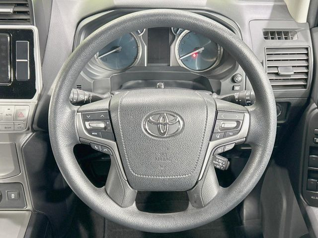 インテリアに合わせたデザインのステアリングは、運転される方のことも考え、運転しやすい形状、大きさです。是非一度、実際に触ってお確かめください。