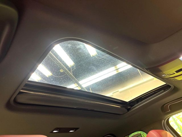 【サンルーフ】開放感たっぷりの希少装備、サンルーフが装着されています!車内に明かりを取り入れたり景色を楽しむ以外にも、車内の空気も簡単に換気できて快適です!