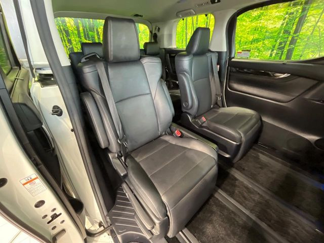 後部座席も気になるようなキズ・汚れやへたり等、大きなダメージはなく、良好な状態です。