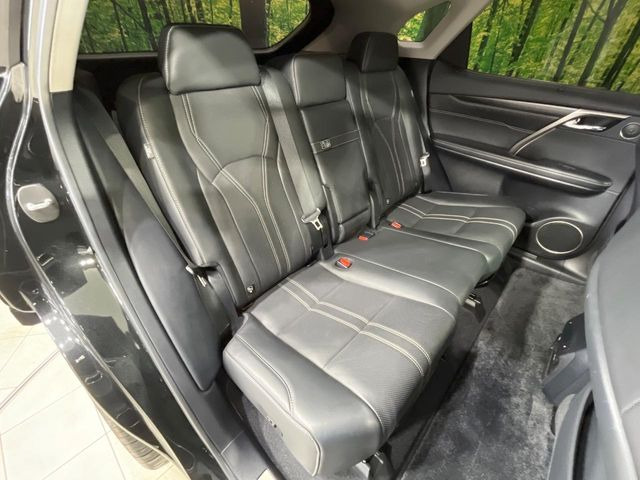 後部座席も気になるようなキズ・汚れやへたり等、大きなダメージはなく、良好な状態です。