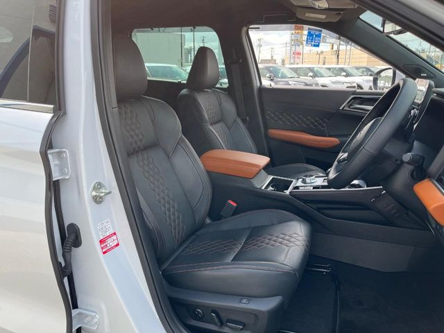 【合皮レザーシート】汚れのふき取りが容易でメンテナンスもが簡単な、機能性に優れる合成皮革を採用した上質なシートです。座り心地もよく、高級感あふれる心地良い車内空間を演出してくれます。