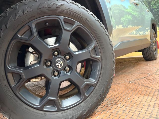 【純正18インチアルミホイール】外観にマッチした純正アルミホイールを装着しております。各種社外アルミホイールや、スタッドレスタイヤも取扱いしております。是非ご相談ください♪